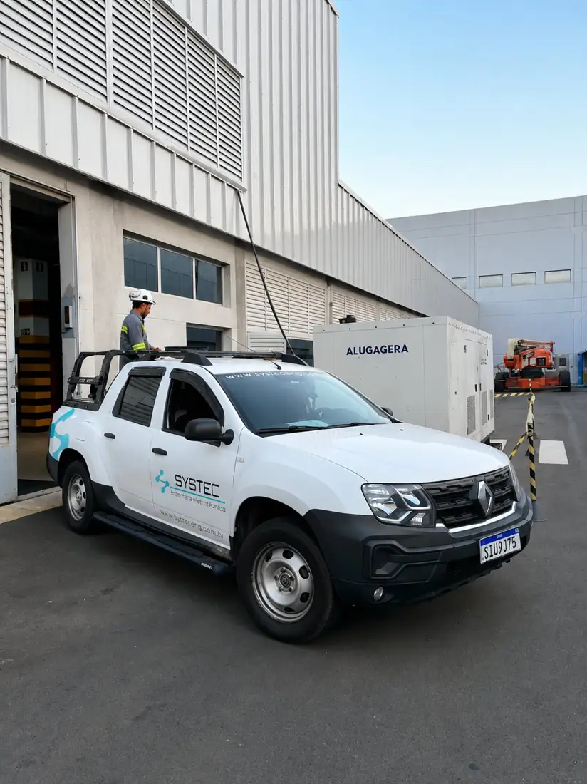 Equipe Systec em atendimento a uma planta industrial.