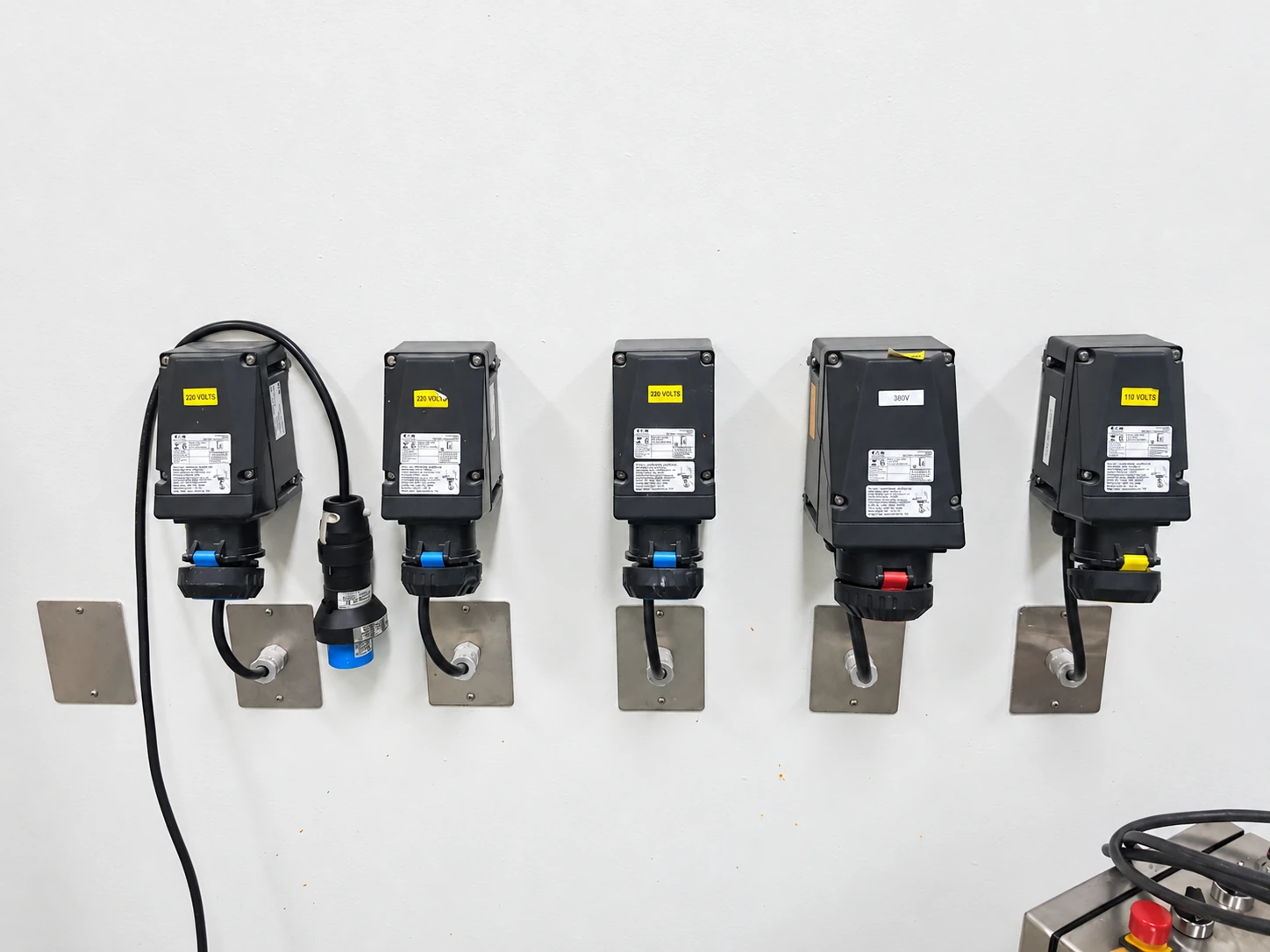 Tomadas para área classificada identificadas por tensão: 110, 220 e 380 V.