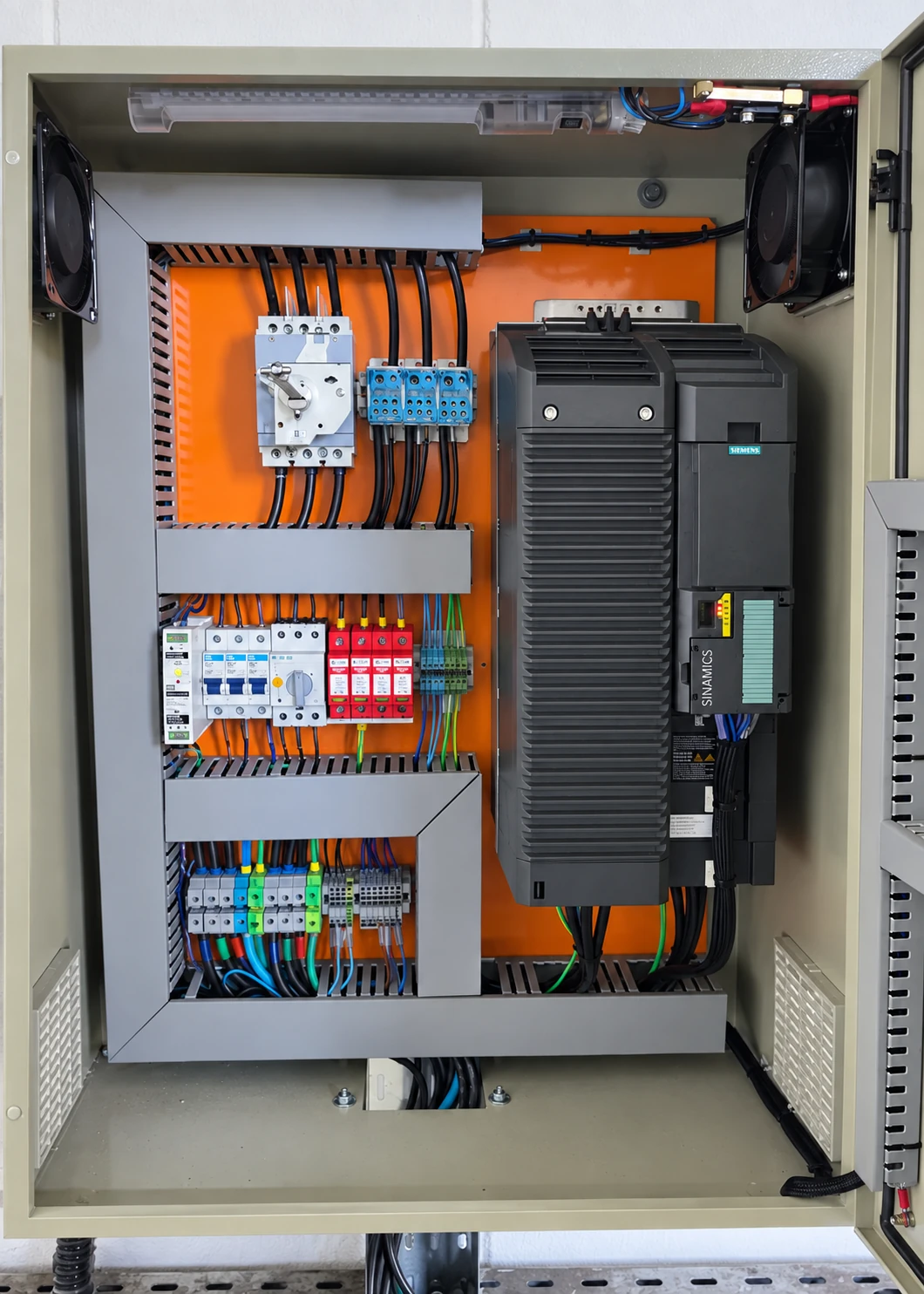 Painel do inversor montado pela Systec, vista interna