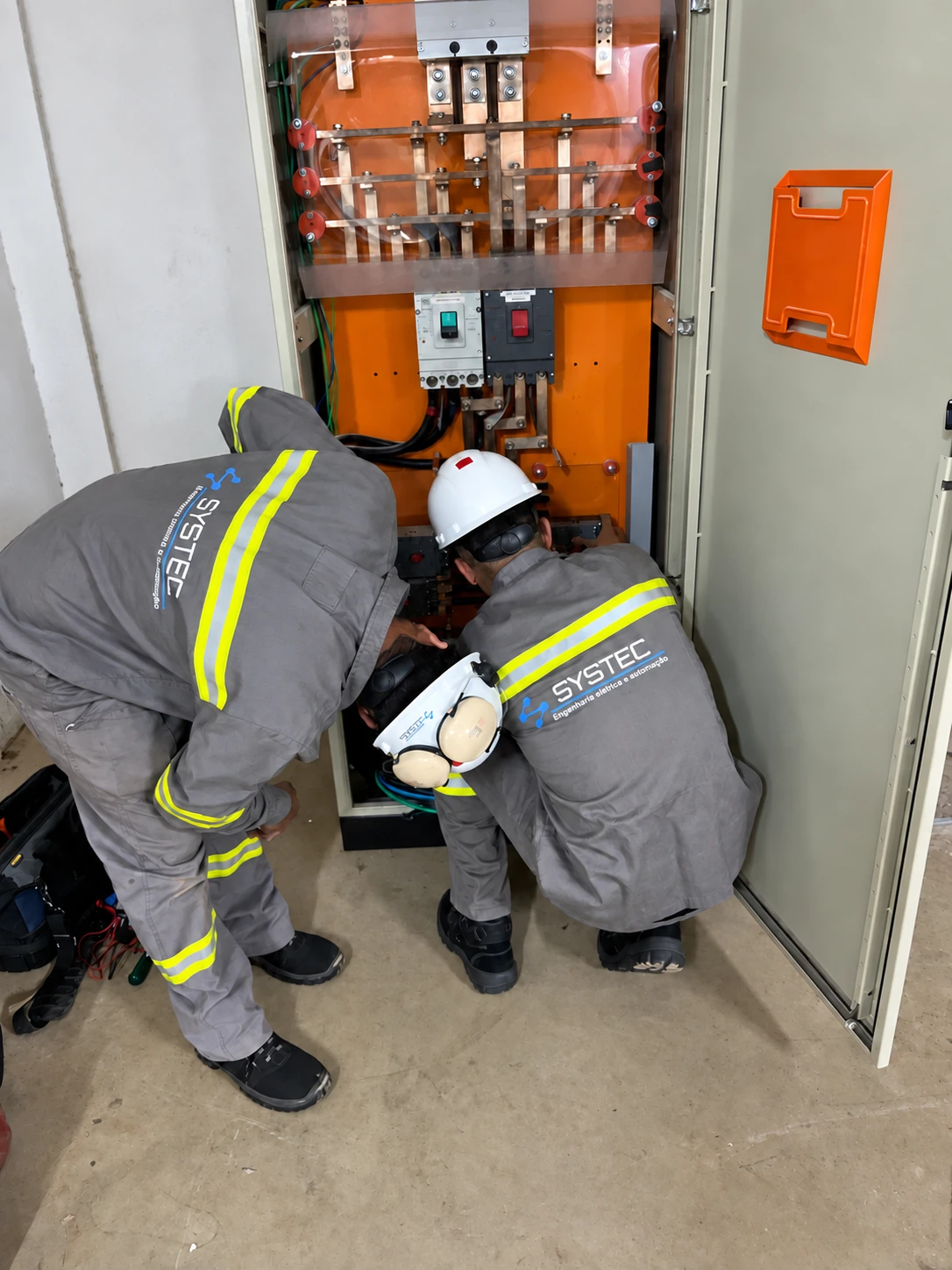 Intervenção em componentes de uma cabine elétrica.