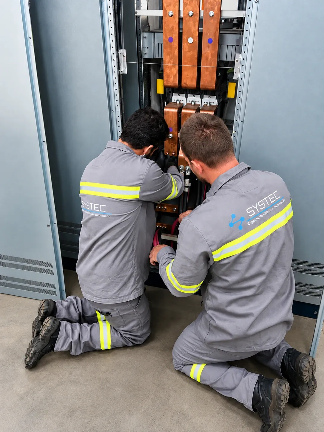 Técnicos da Systec durante um serviço em planta industrial.