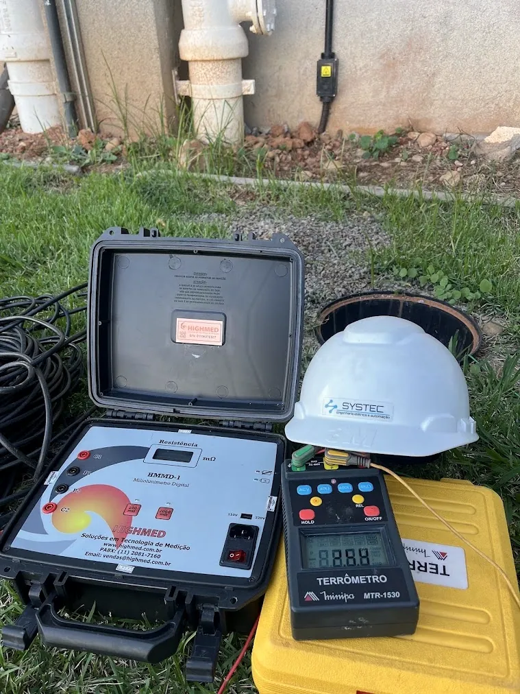 Equipamentos para ensaios de aterramento e resistência elétrica em campo.