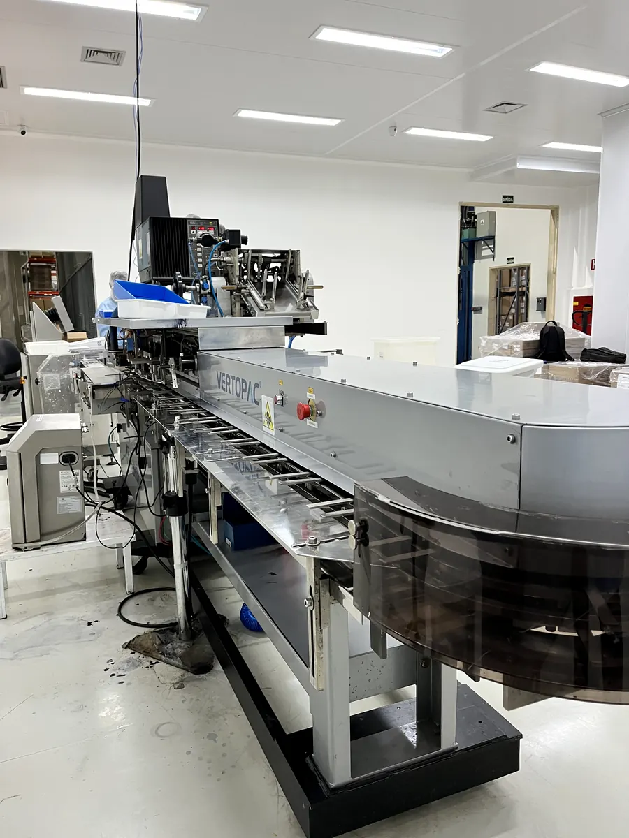 Lateral da máquina, sem proteções