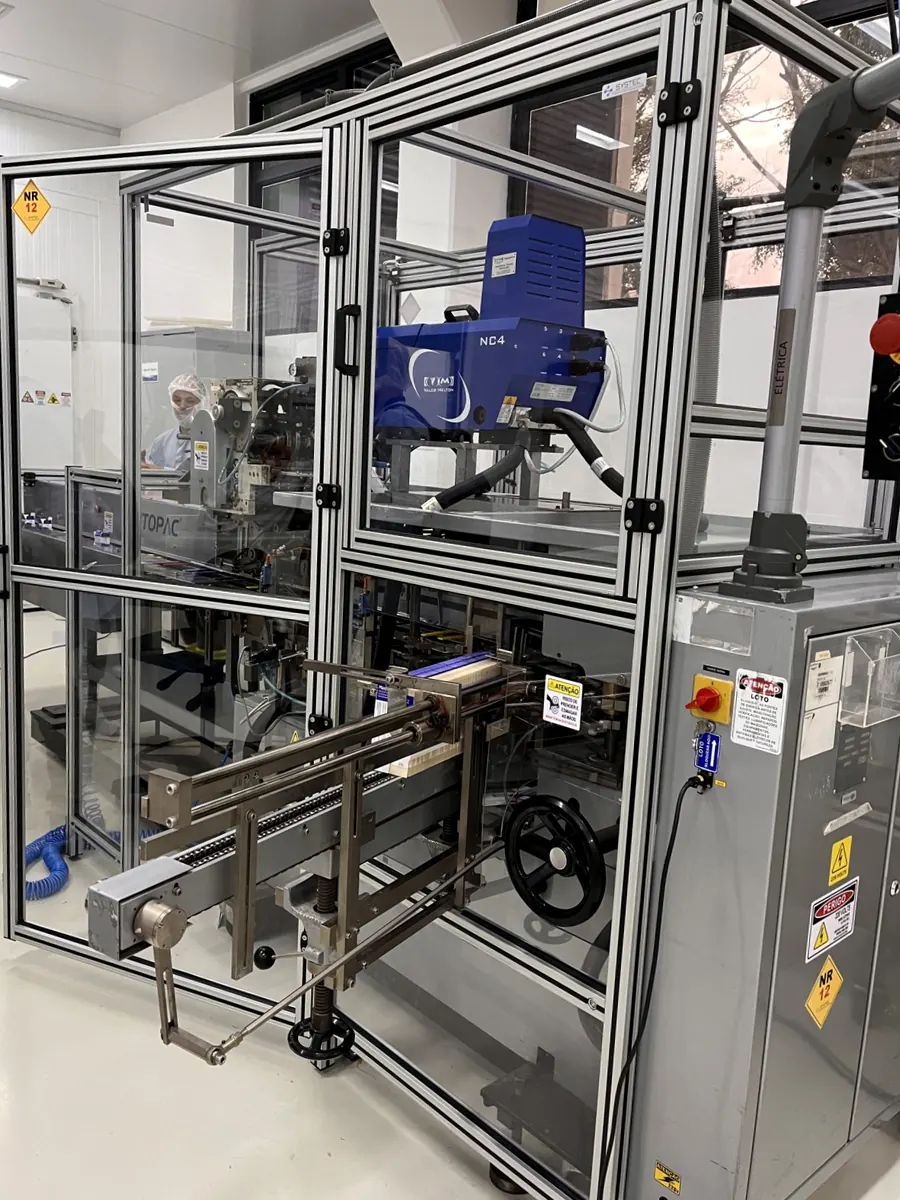 Depois: máquina com o enclausuramento instalado pela Systec